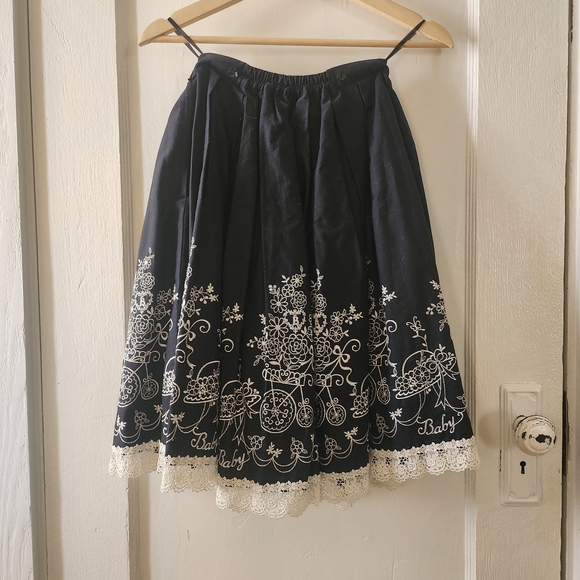 BtSSB Flower Cart Embroidery Skirt Black/White - Picture 4 of 7
